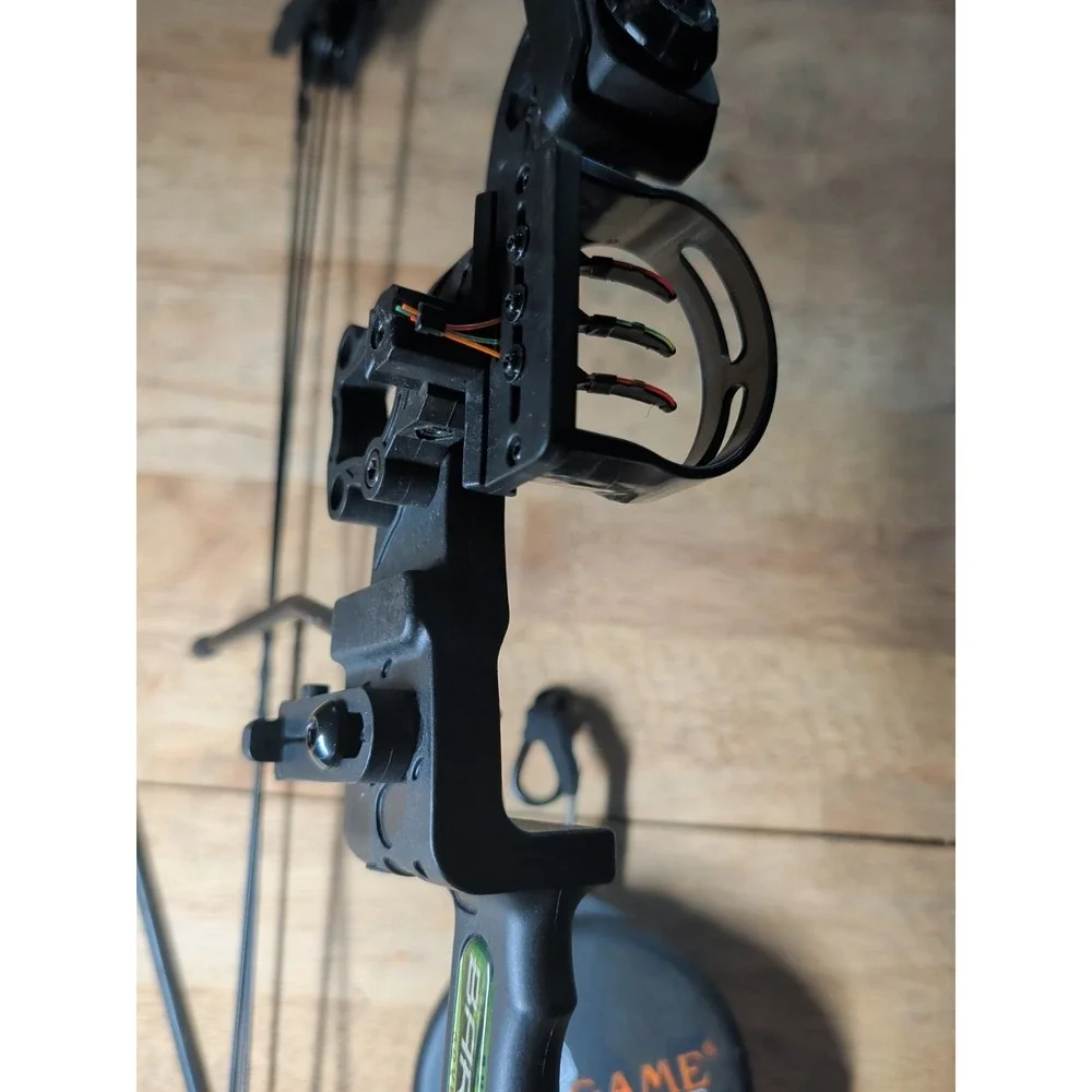 Barnett Tom Cat Youth Bow/3 Practice Arrows And Big Game Retractable Gear Lift